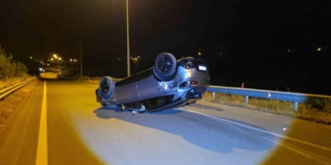 kamyon-ve-otomobile-carpan-arac-takla-atti-2-yarali-854cJSm6.jpg