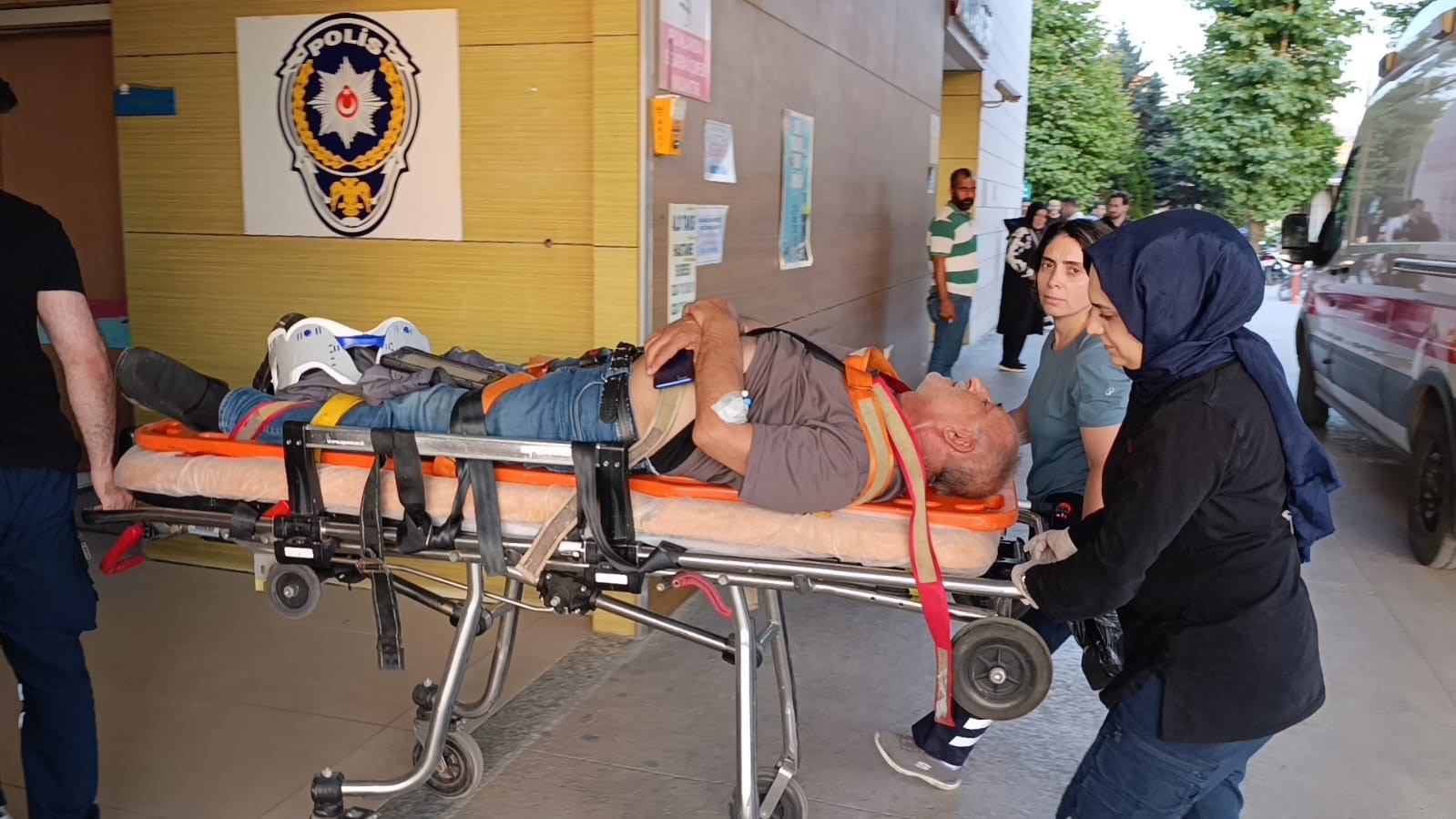 kamyona arkadan carpan servisin surucusu agir yaralandi 0 QZfMviEV