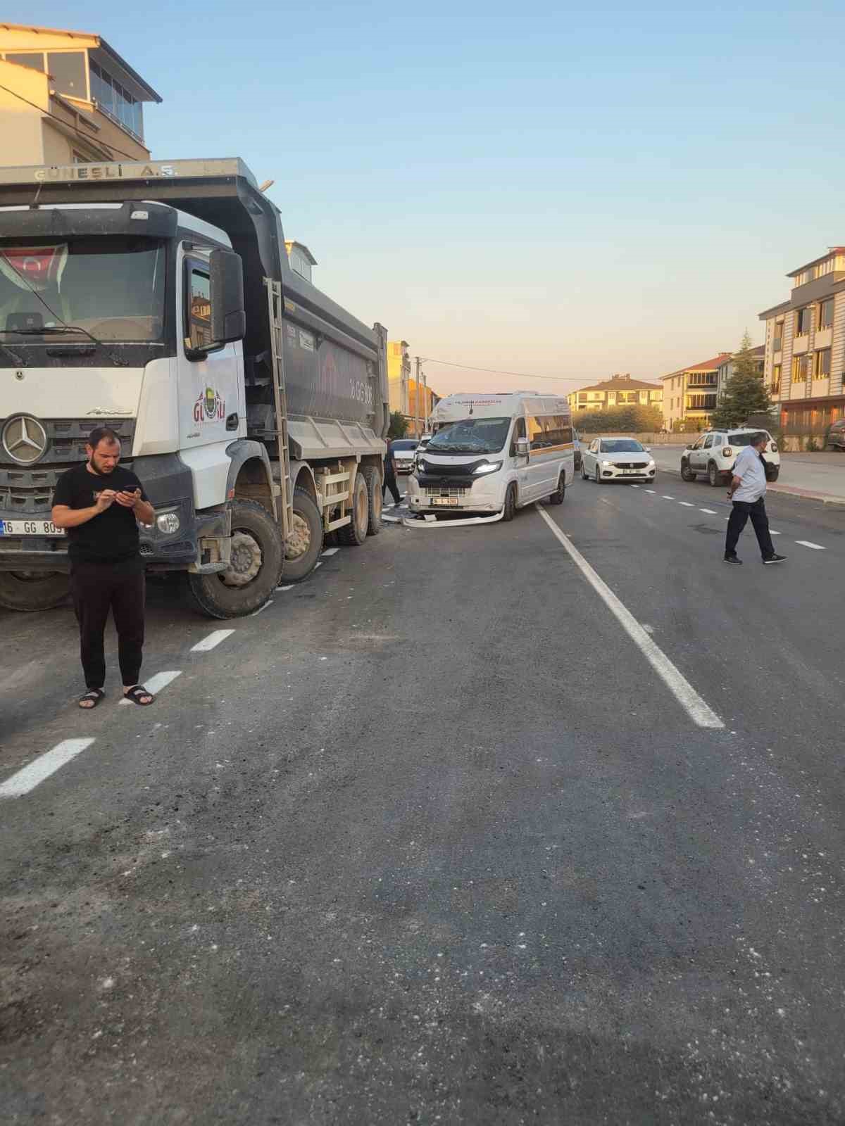 kamyona arkadan carpan servisin surucusu agir yaralandi 1 zTzLSSAL