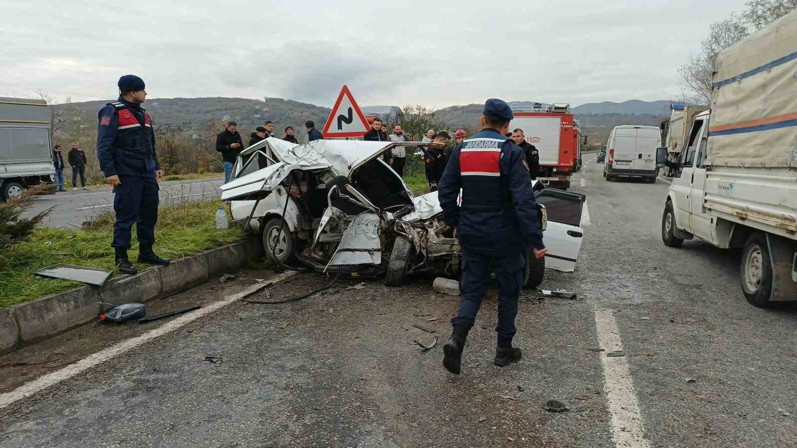 kamyona carpan otomobil hurdaya dondu 1 olu 2 yarali 0 yCKBlOpQ