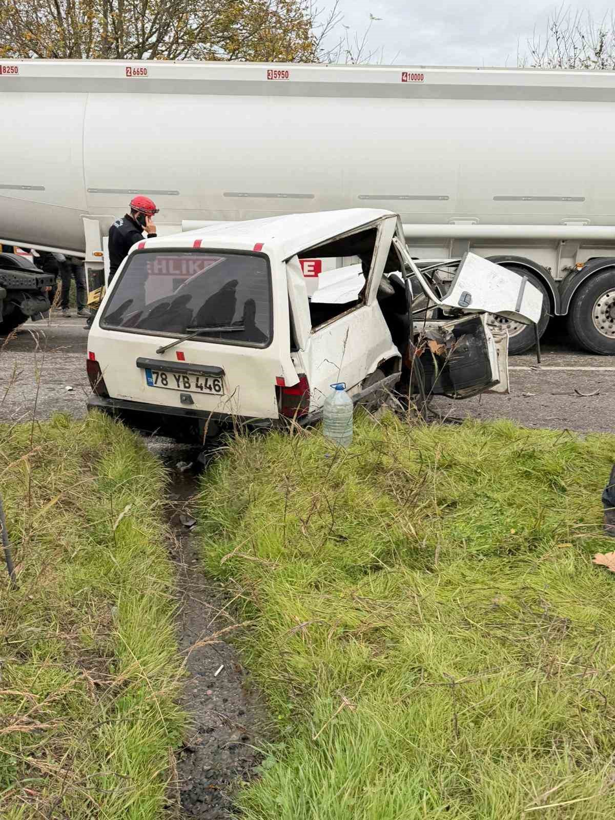 kamyona carpan otomobil hurdaya dondu 1 olu 2 yarali 2 9Dp7Kszt