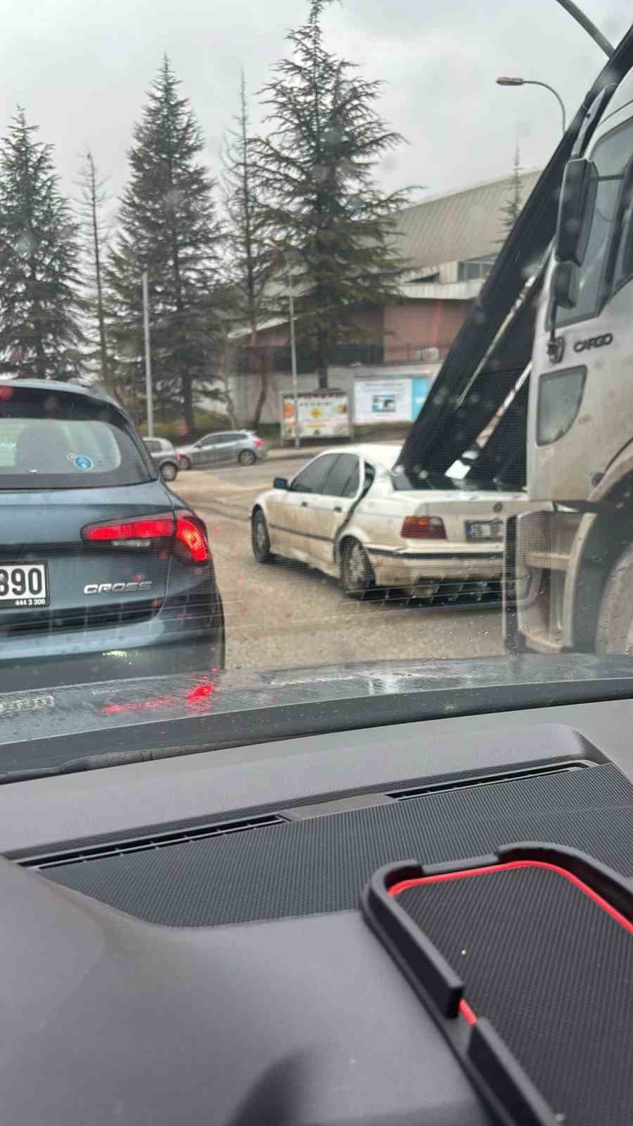 kamyondaki demirler onundeki araca ok gibi saplandi facia ucuz atlatildi 0 pNBb3DF2