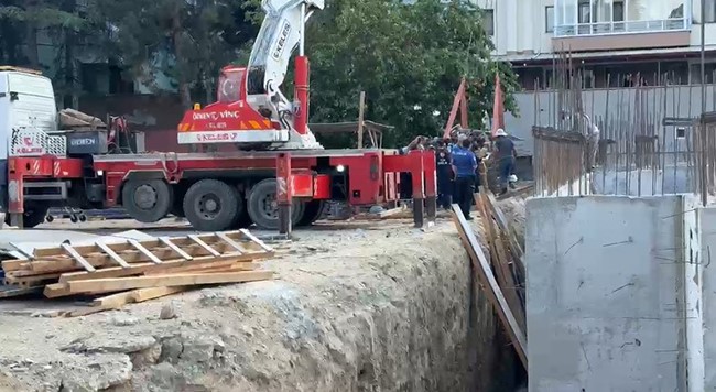 Kamyondan dökülen hafriyatın altında kalan 2 işçi yaralandı 4 kamyondan dokulen hafriyatin altinda kalan 2 isci yaralandi 0 zVlKGLJ7