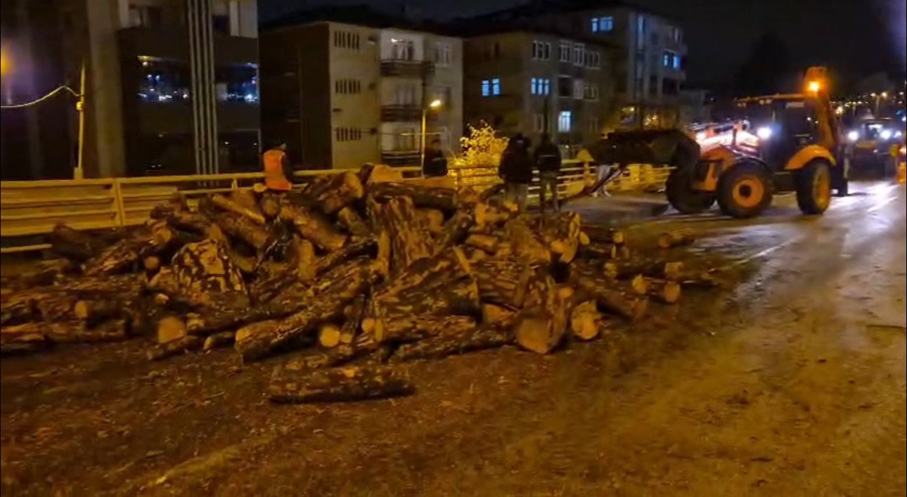 kamyondan kara yoluna dokulen odunlar kaldirildi 0 yKQgBNjm