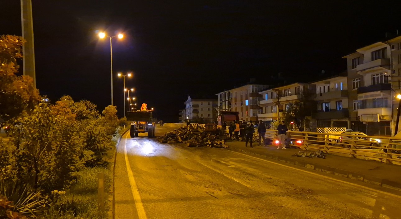 kamyondan kara yoluna dokulen odunlar kaldirildi 2 QQIPwjMl