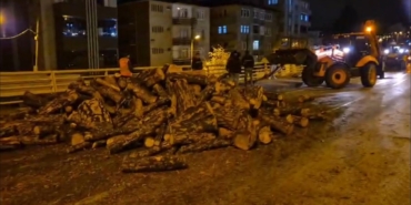 kamyondan-kara-yoluna-dokulen-odunlar-kaldirildi-3xZuGP6B.jpg