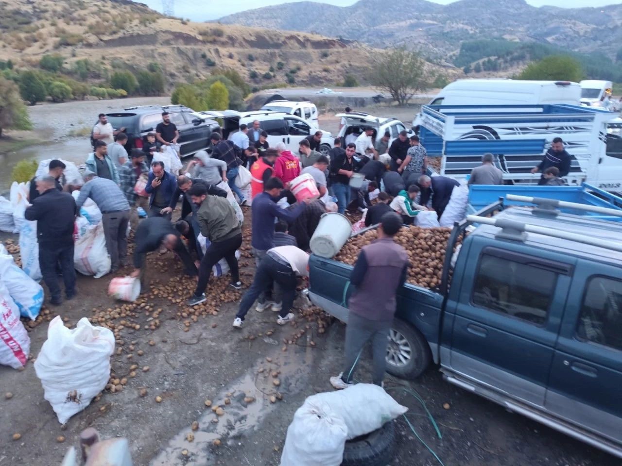 kamyonet arizalandi surucu kasadaki patatesleri vatandaslara ucretsiz dagitti 0 hszrJtBG