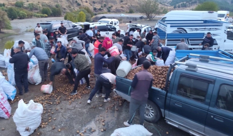 kamyonet-arizalandi-surucu-kasadaki-patatesleri-vatandaslara-ucretsiz-dagitti-mSYUdbEt.jpg
