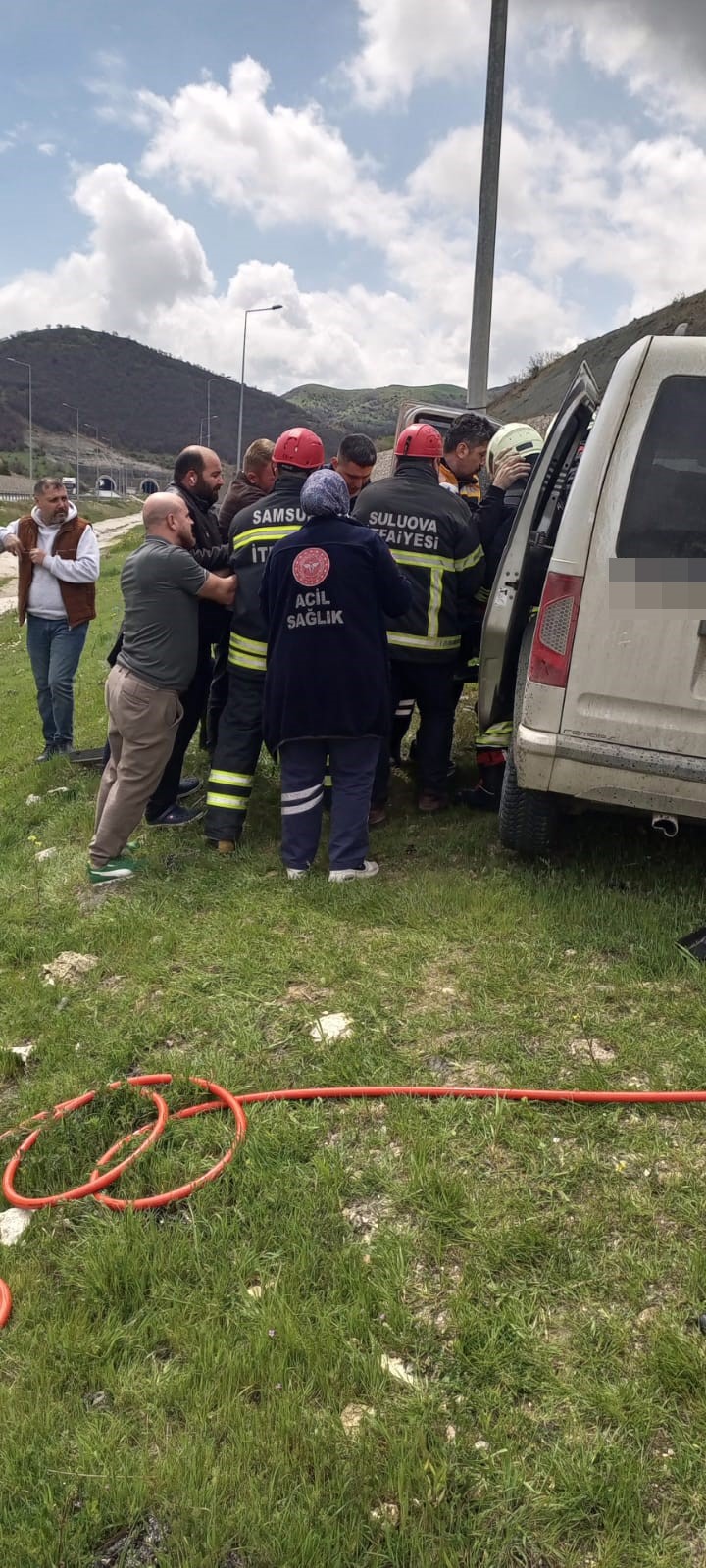 Kamyonet bariyerlere çarptı: 5 yaralı 5 kamyonet bariyerlere carpti 5 yarali 1 DQ5yvWJz