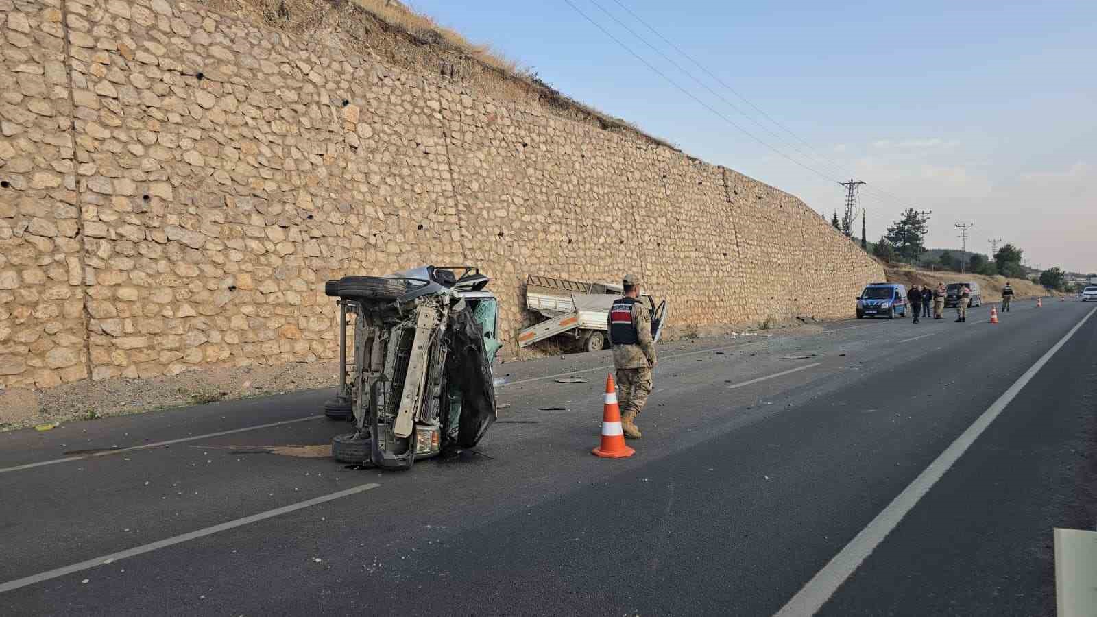 kamyonet hafif ticari araca arkadan carpti 4 kisi yaralandi 0 DlDpMjqB