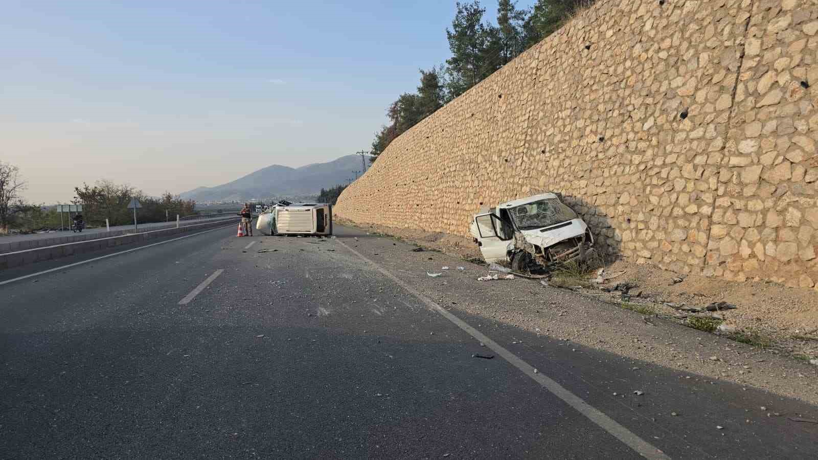 kamyonet hafif ticari araca arkadan carpti 4 kisi yaralandi 1 9fdwbLKR