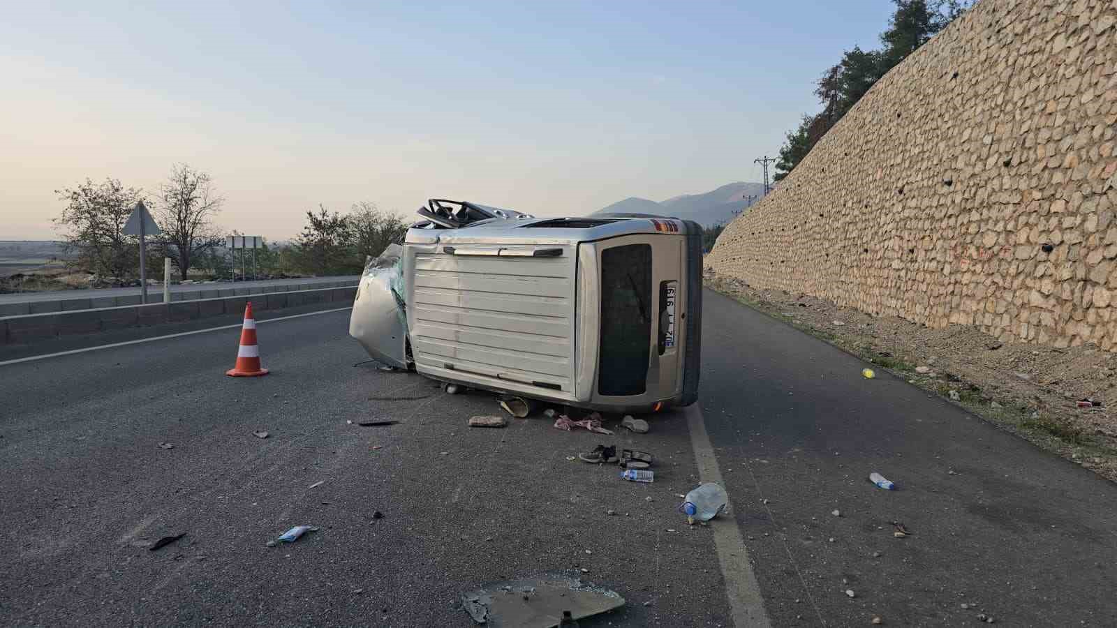 kamyonet hafif ticari araca arkadan carpti 4 kisi yaralandi 2 hWpW6jf3