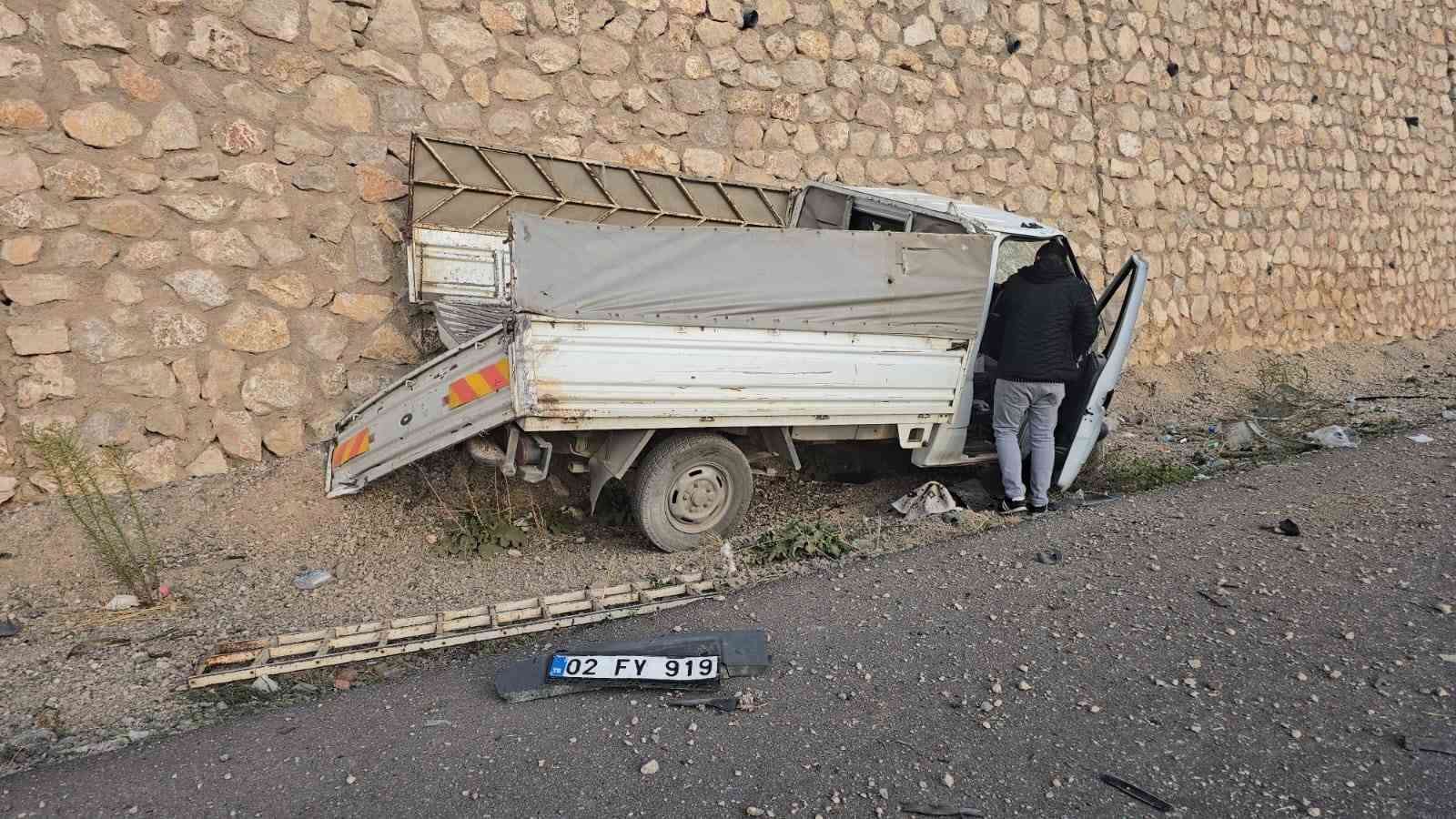 kamyonet hafif ticari araca arkadan carpti 4 kisi yaralandi 3 NPfJK4LJ