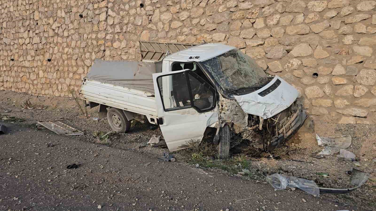 kamyonet hafif ticari araca arkadan carpti 4 kisi yaralandi 4 ZSEGB7nZ