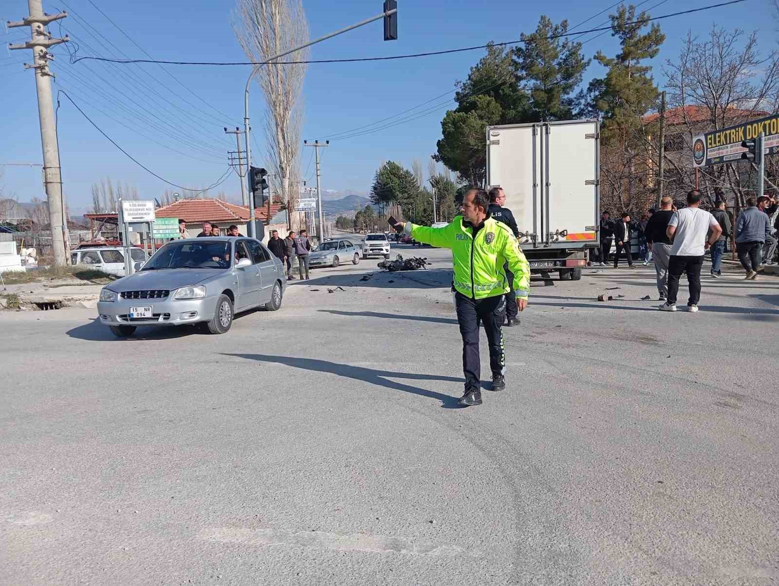 kamyonet ile carpisan motosikletin surucusu hayatini kaybetti 1 5Bdf28rw