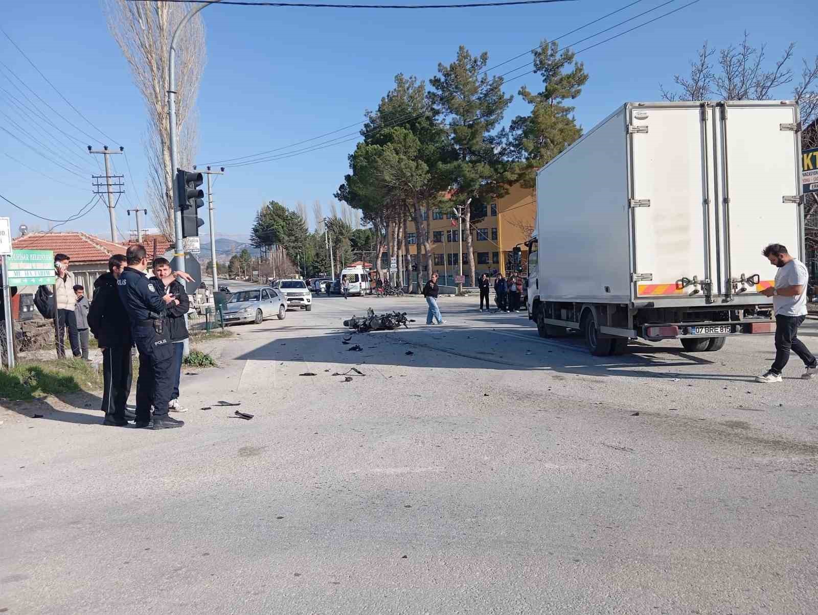 kamyonet ile carpisan motosikletin surucusu hayatini kaybetti 2 BfNlKtV6