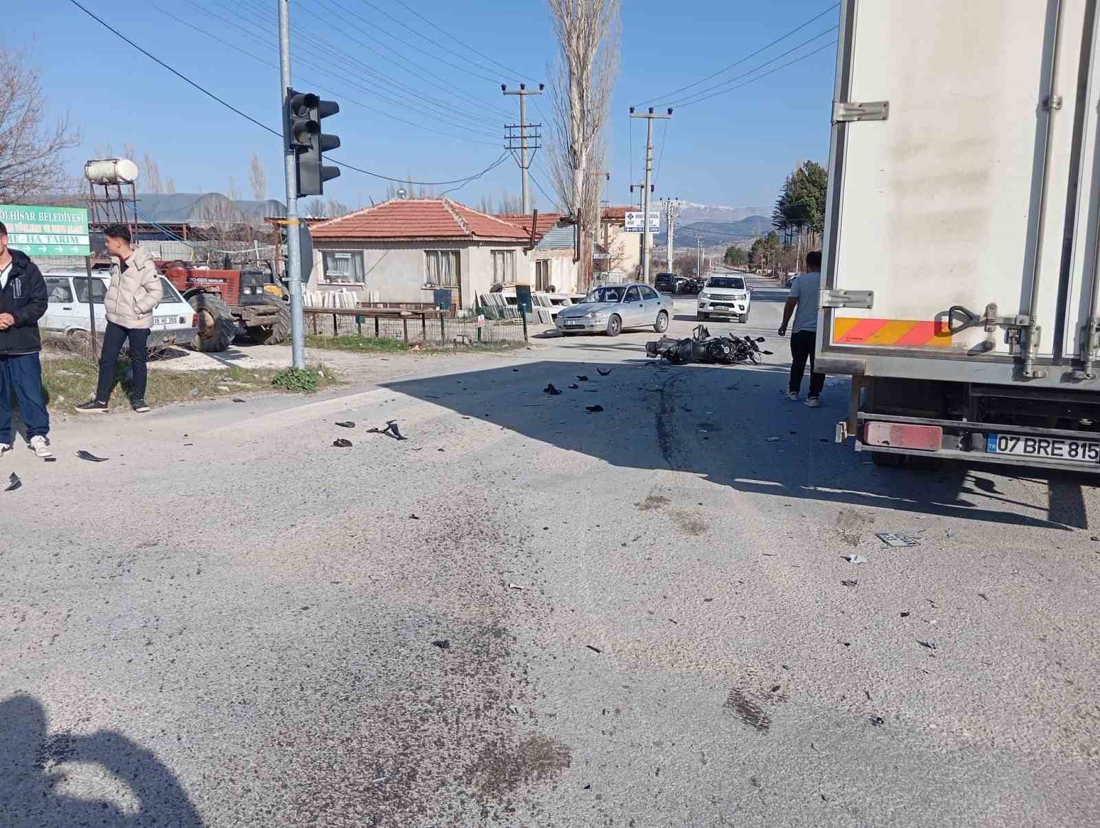 kamyonet ile carpisan motosikletin surucusu hayatini kaybetti 3 259ywwDO