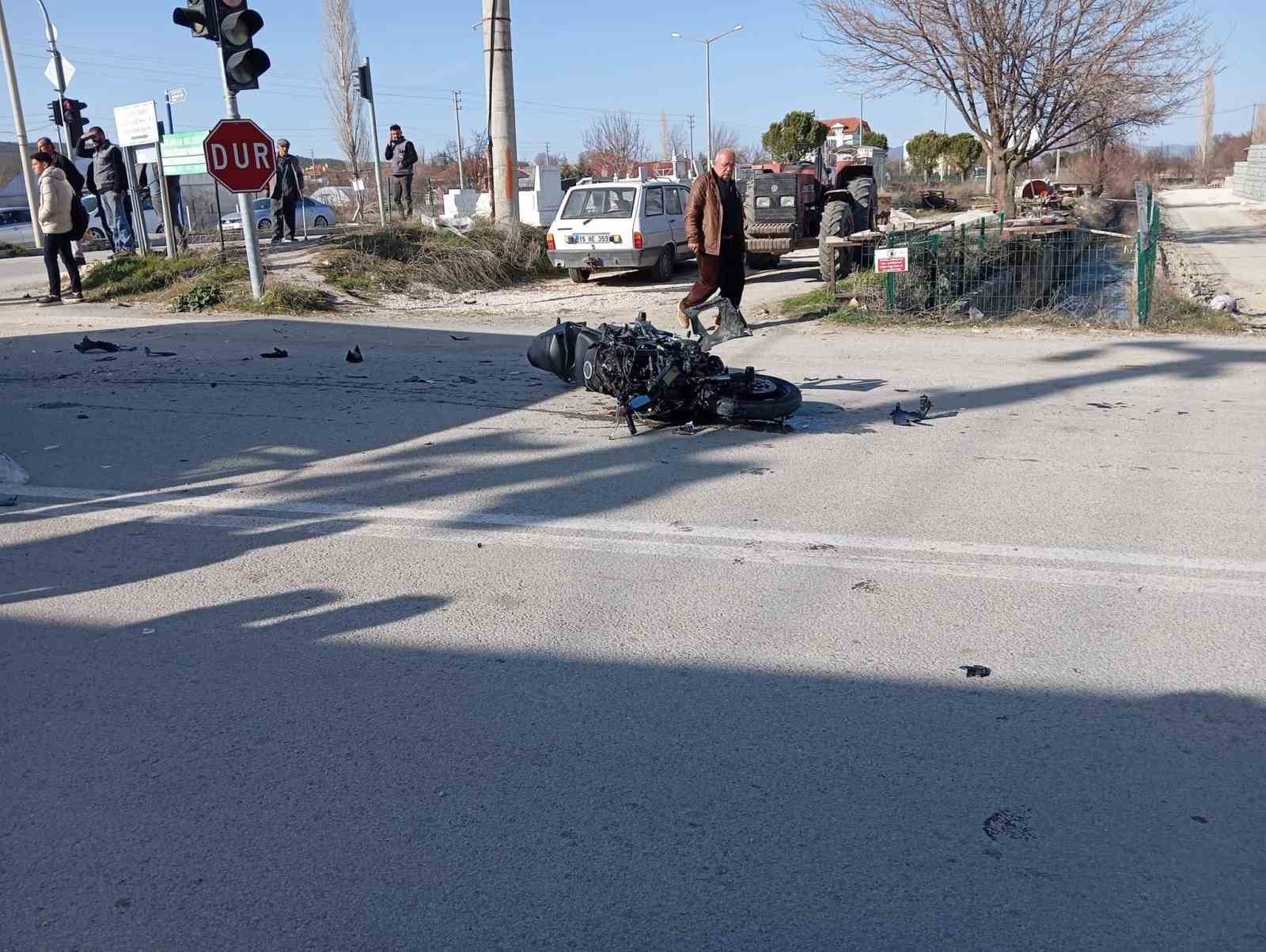 kamyonet ile carpisan motosikletin surucusu hayatini kaybetti 4 pzQSS6hP