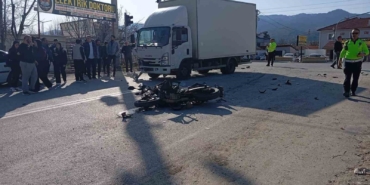 kamyonet-ile-carpisan-motosikletin-surucusu-hayatini-kaybetti-fAyXVZmQ.jpg
