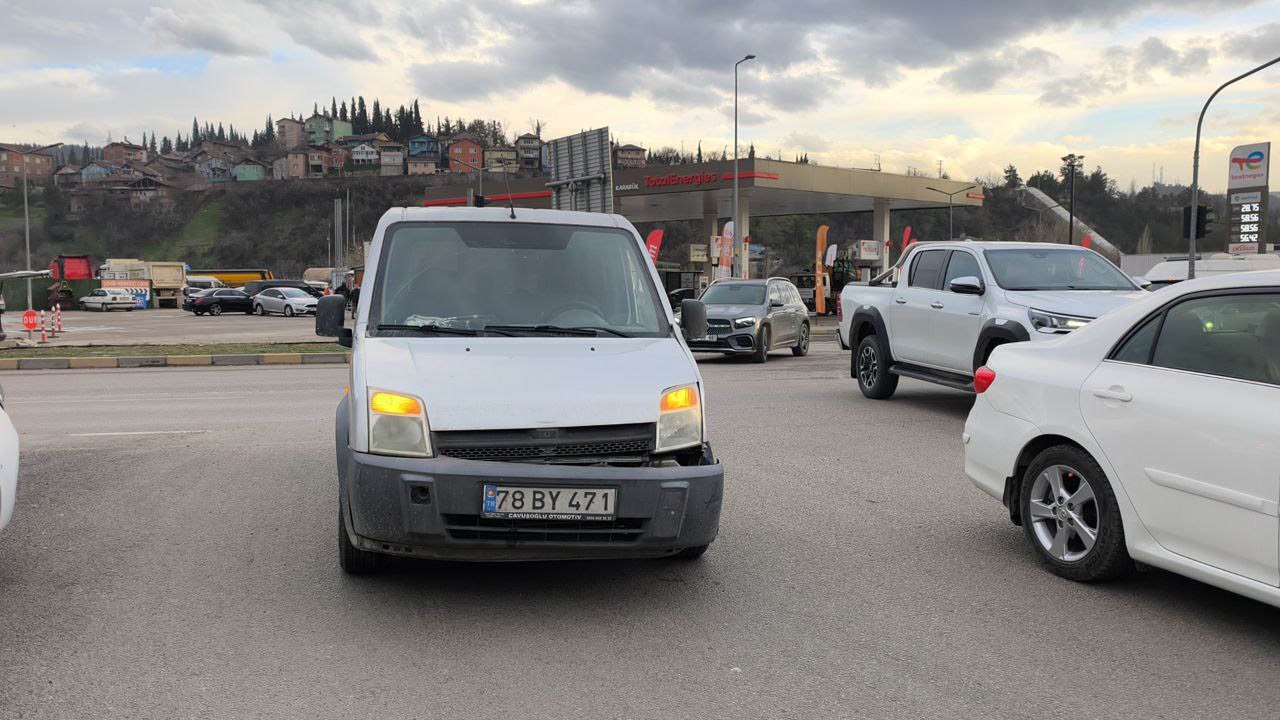 kamyonet ile carpisan motosikletteki 2 kisi yaralandi 1 cyEVHt6p