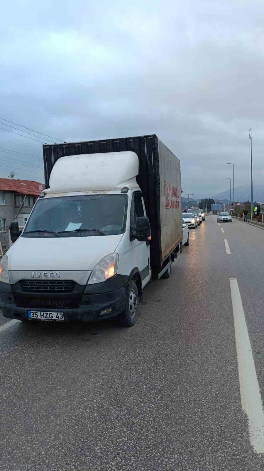 kamyonet ile carpisan otomobildeki 3 kisi yaralandi 1 lAgvAt1I