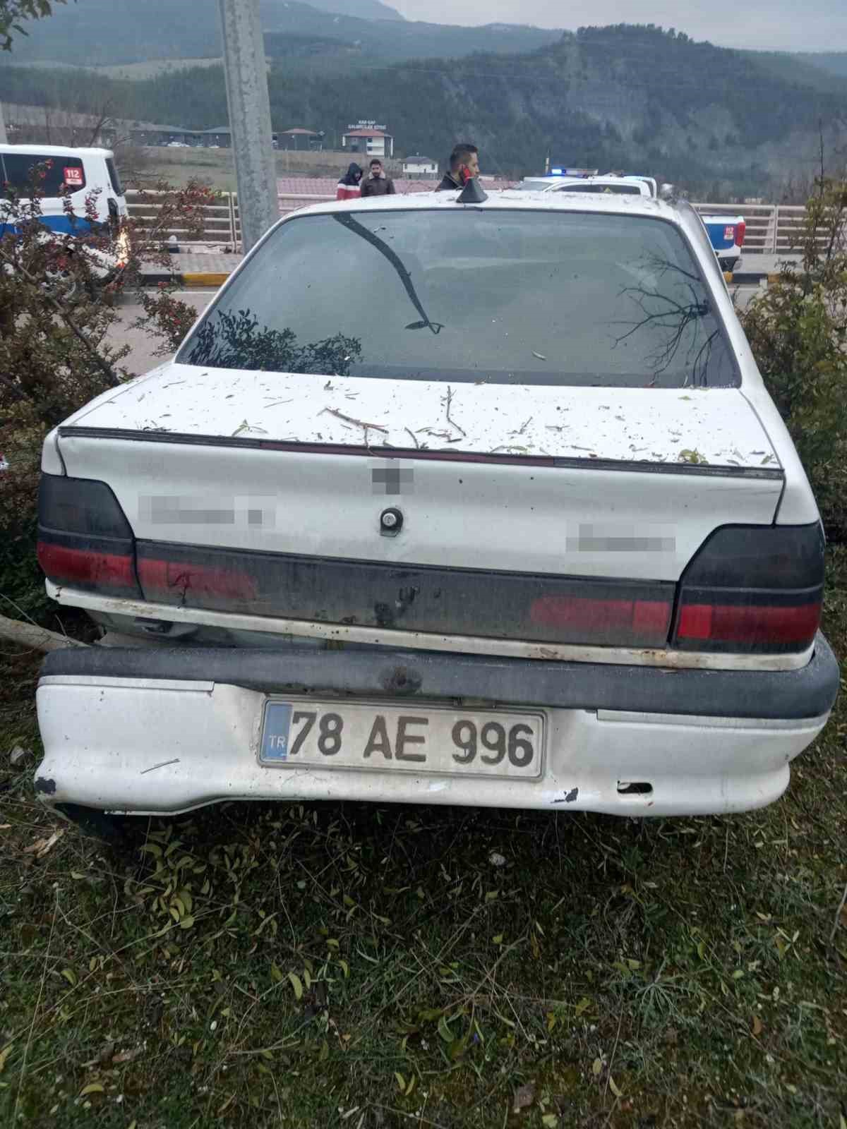 kamyonet ile carpisan otomobildeki 3 kisi yaralandi 2 7aePZUTA