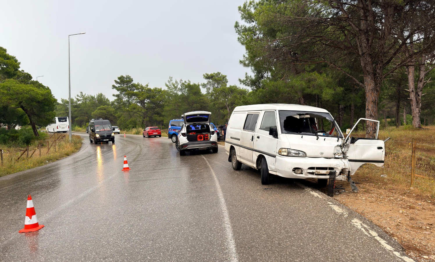 kamyonet ile hafif ticari arac carpisti 3 yarali 1 ULpR7ZgA