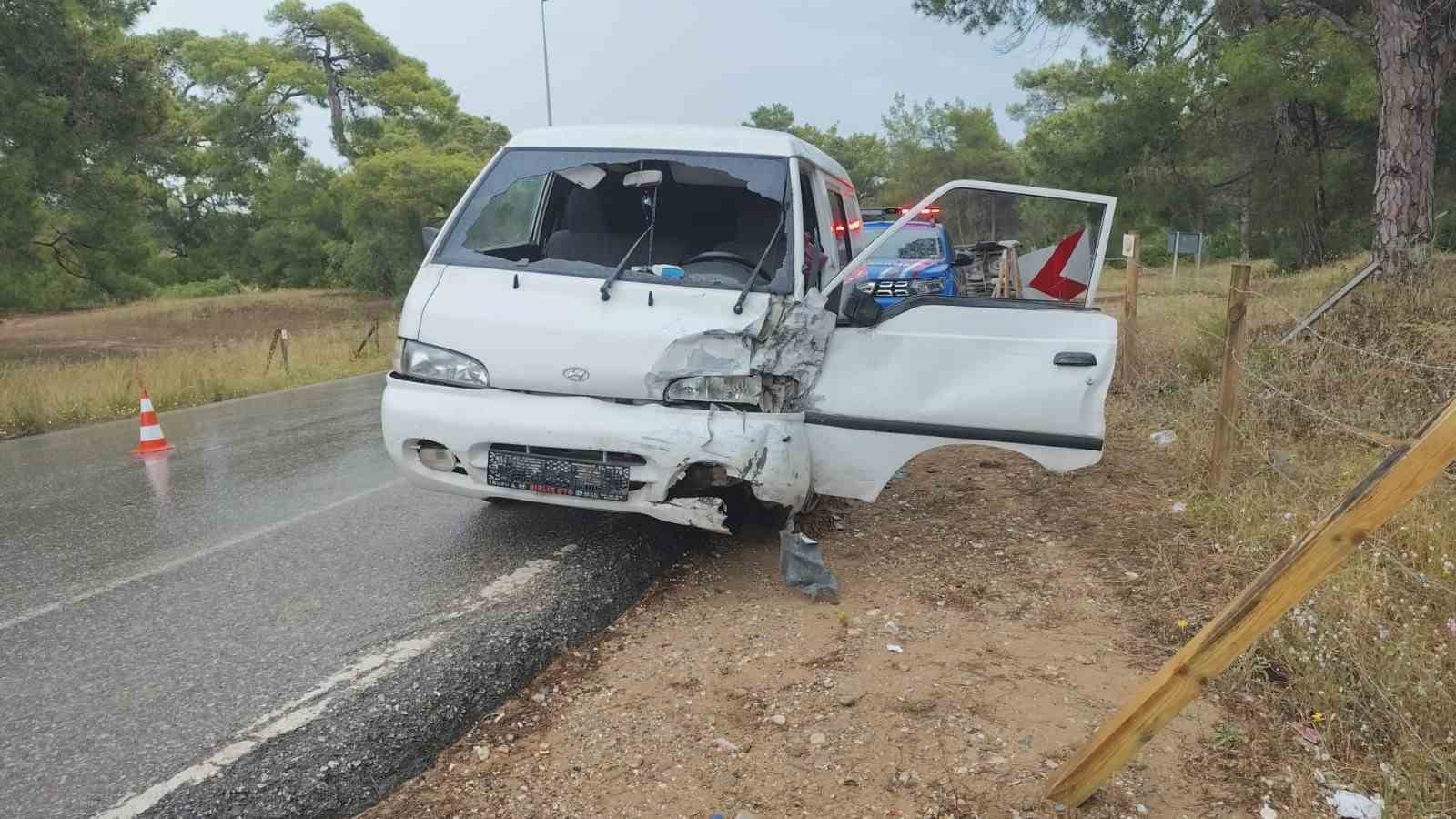kamyonet ile hafif ticari arac carpisti 3 yarali 6