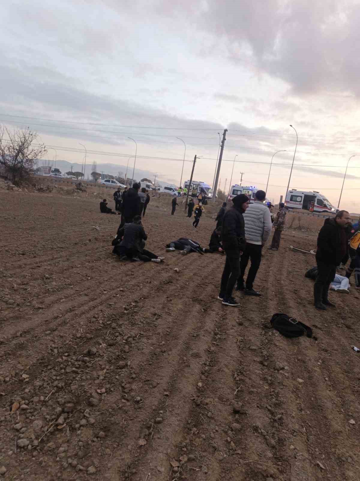 Kamyonet ile midibüs çarpıştı: 17 yaralı 4 kamyonet ile midibus carpisti 17 yarali 0 Fg72Eqiq