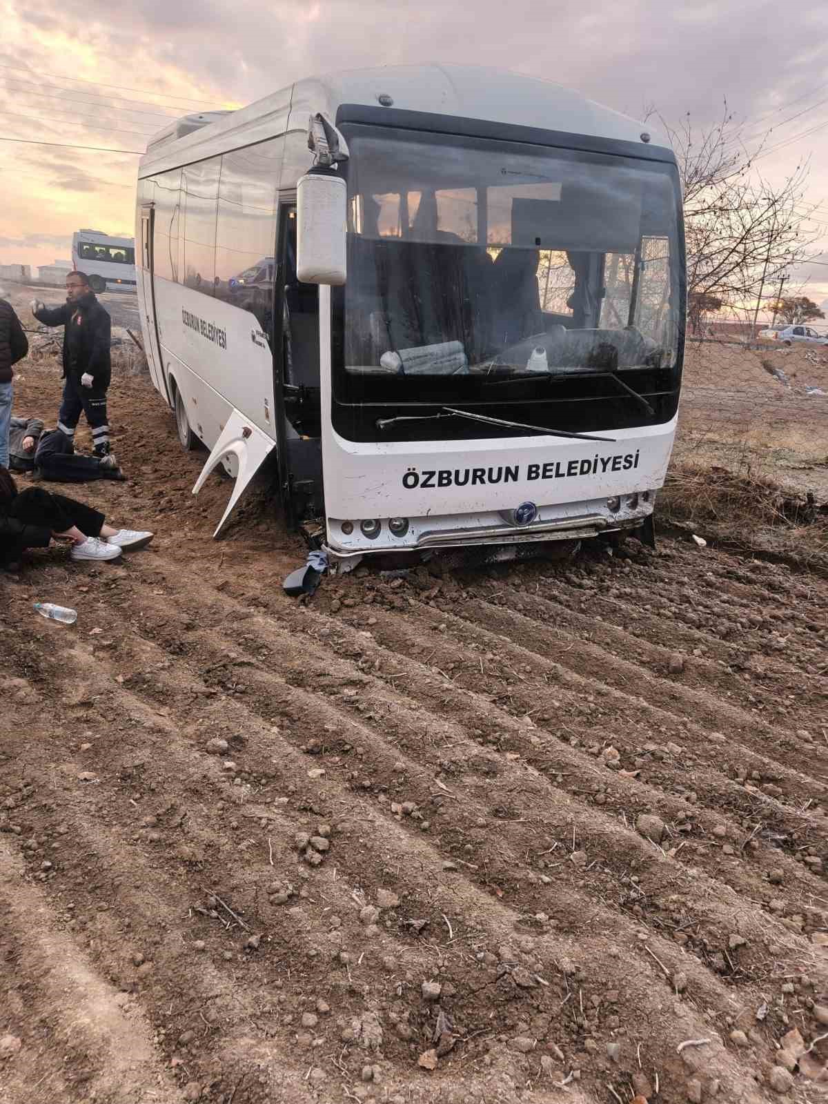 Kamyonet ile midibüs çarpıştı: 17 yaralı 5 kamyonet ile midibus carpisti 17 yarali 1