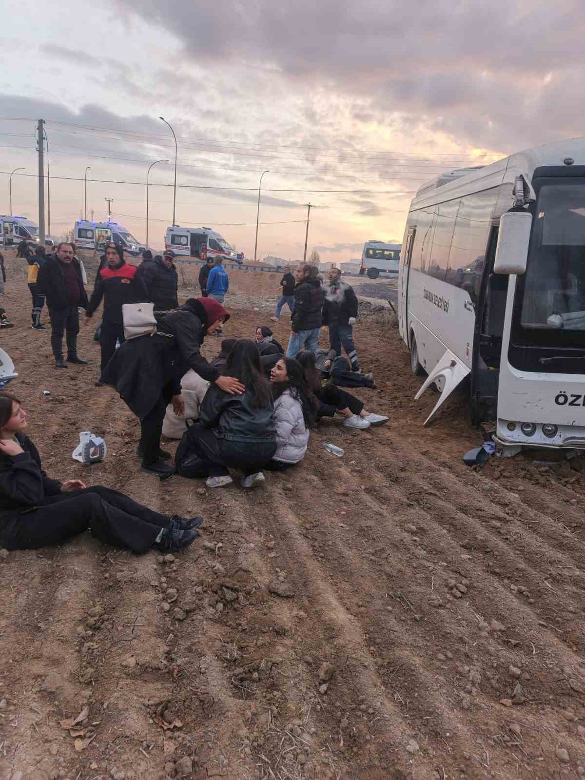 Kamyonet ile midibüs çarpıştı: 17 yaralı 6 kamyonet ile midibus carpisti 17 yarali 2