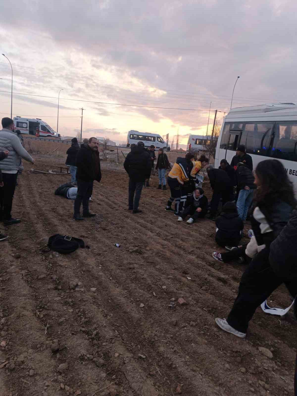 Kamyonet ile midibüs çarpıştı: 17 yaralı 7 kamyonet ile midibus carpisti 17 yarali 3 XbBzCsMg
