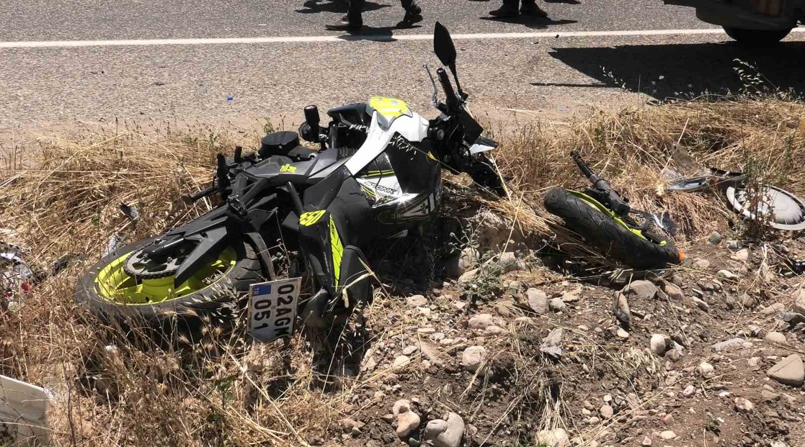Kamyonet ile motosiklet çarpıştı: 1’i ağır 2 yaralı 4 kamyonet ile motosiklet carpisti 1i agir 2 yarali 0 6f8A5HHX