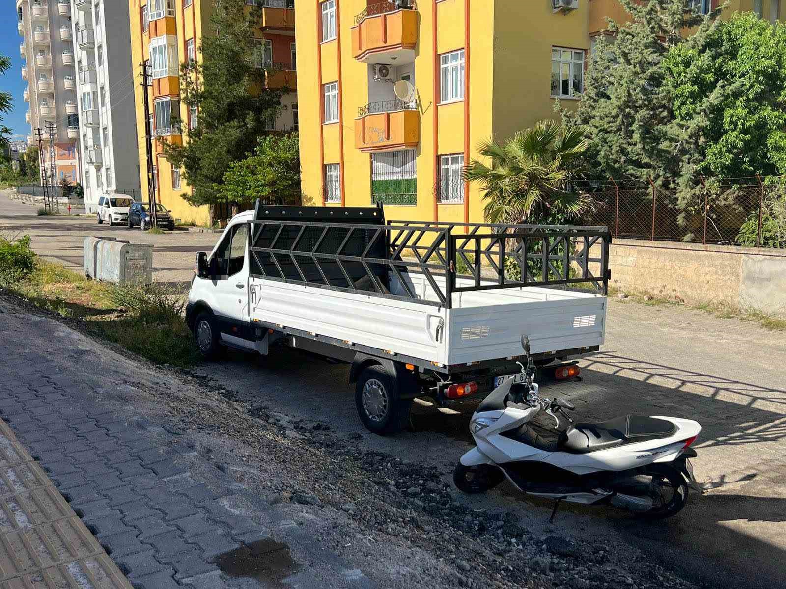 kamyonet ile motosiklet carpisti 3 yarali 1 ZlKn2BEA