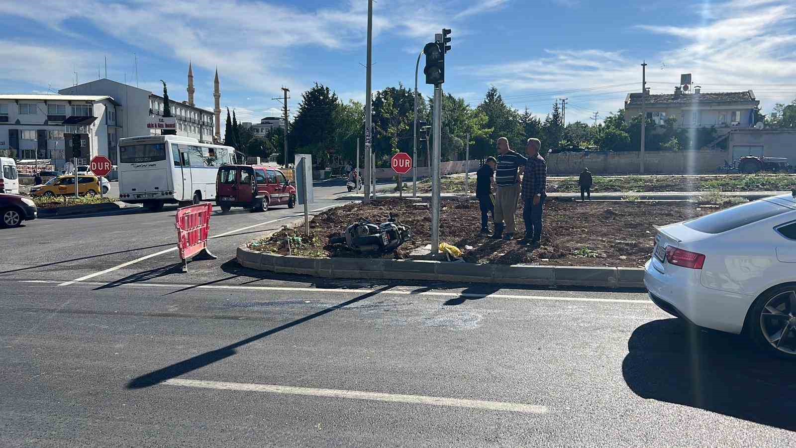 kamyonet ile motosiklet carpisti 3 yarali 2 tBJIRhBg