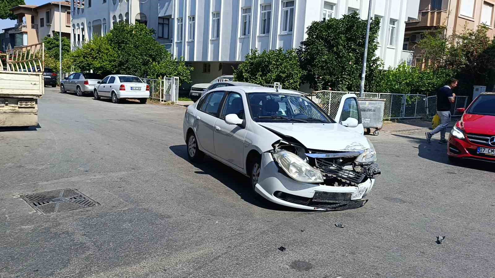 kamyonet ile otomobil kavsakta carpisti vatandaslar surekli kaza oluyor diyerek onlem alinmasini istedi 0