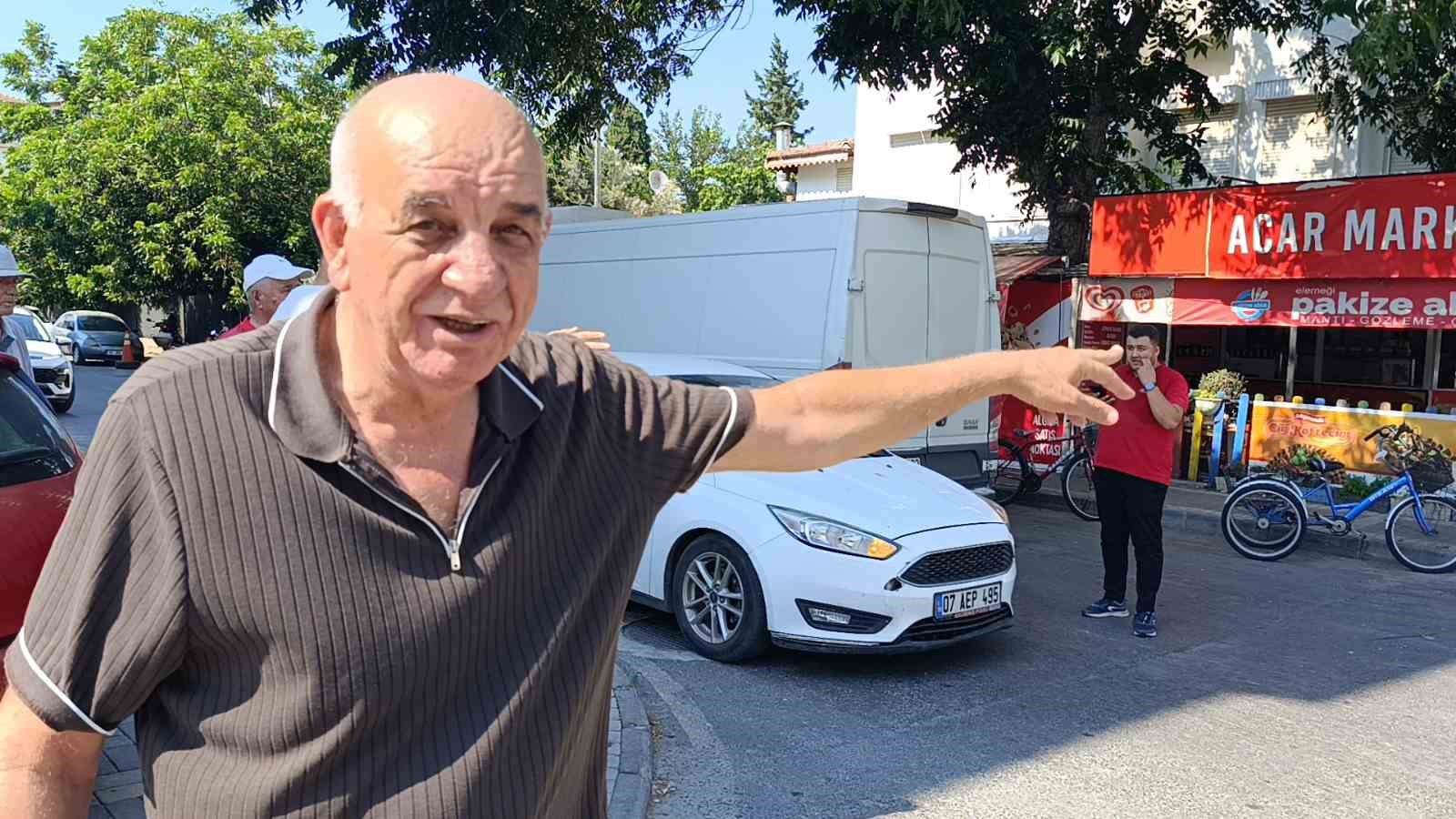 kamyonet ile otomobil kavsakta carpisti vatandaslar surekli kaza oluyor diyerek onlem alinmasini istedi 1 wvFHNe88