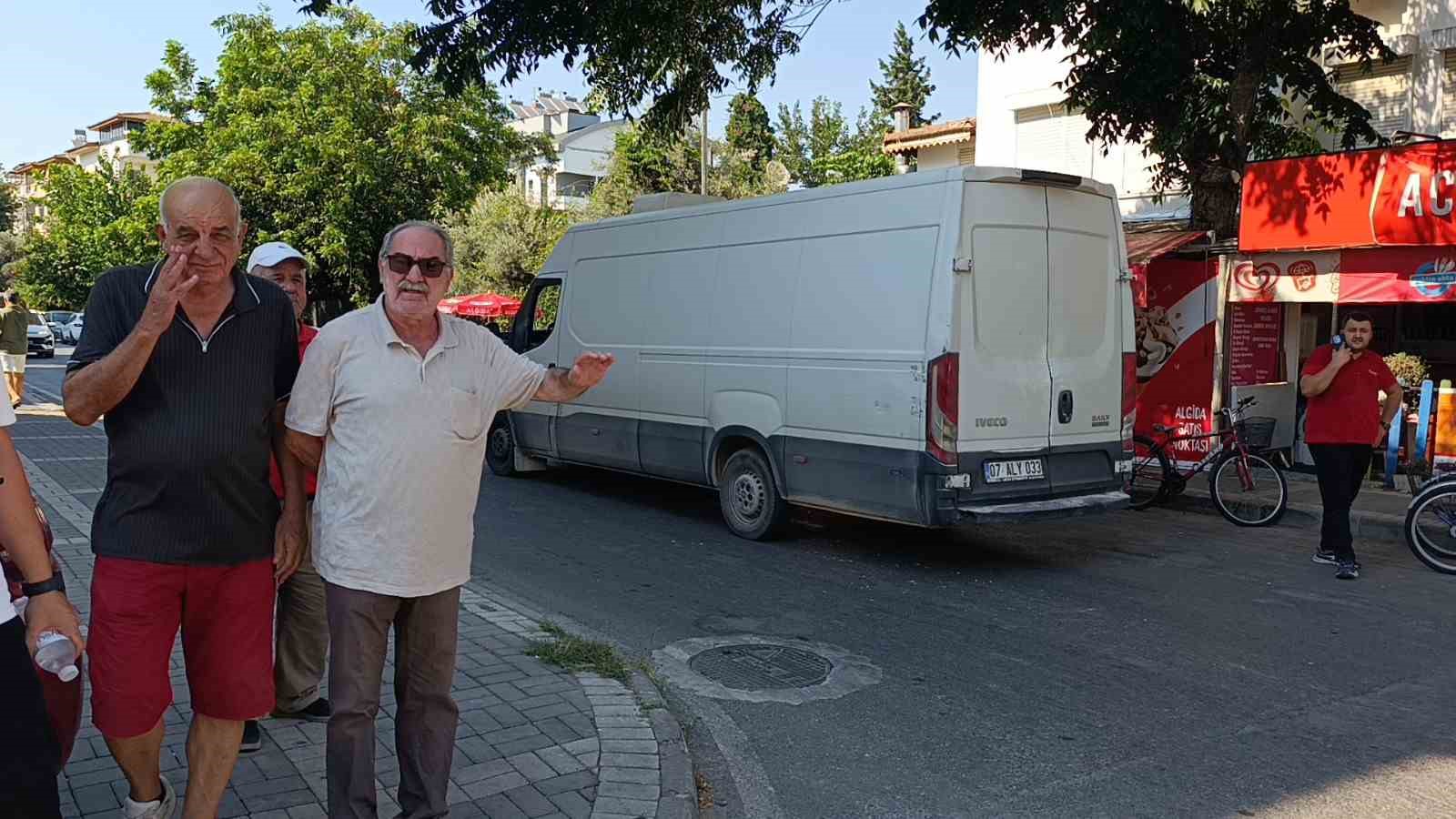 kamyonet ile otomobil kavsakta carpisti vatandaslar surekli kaza oluyor diyerek onlem alinmasini istedi 2