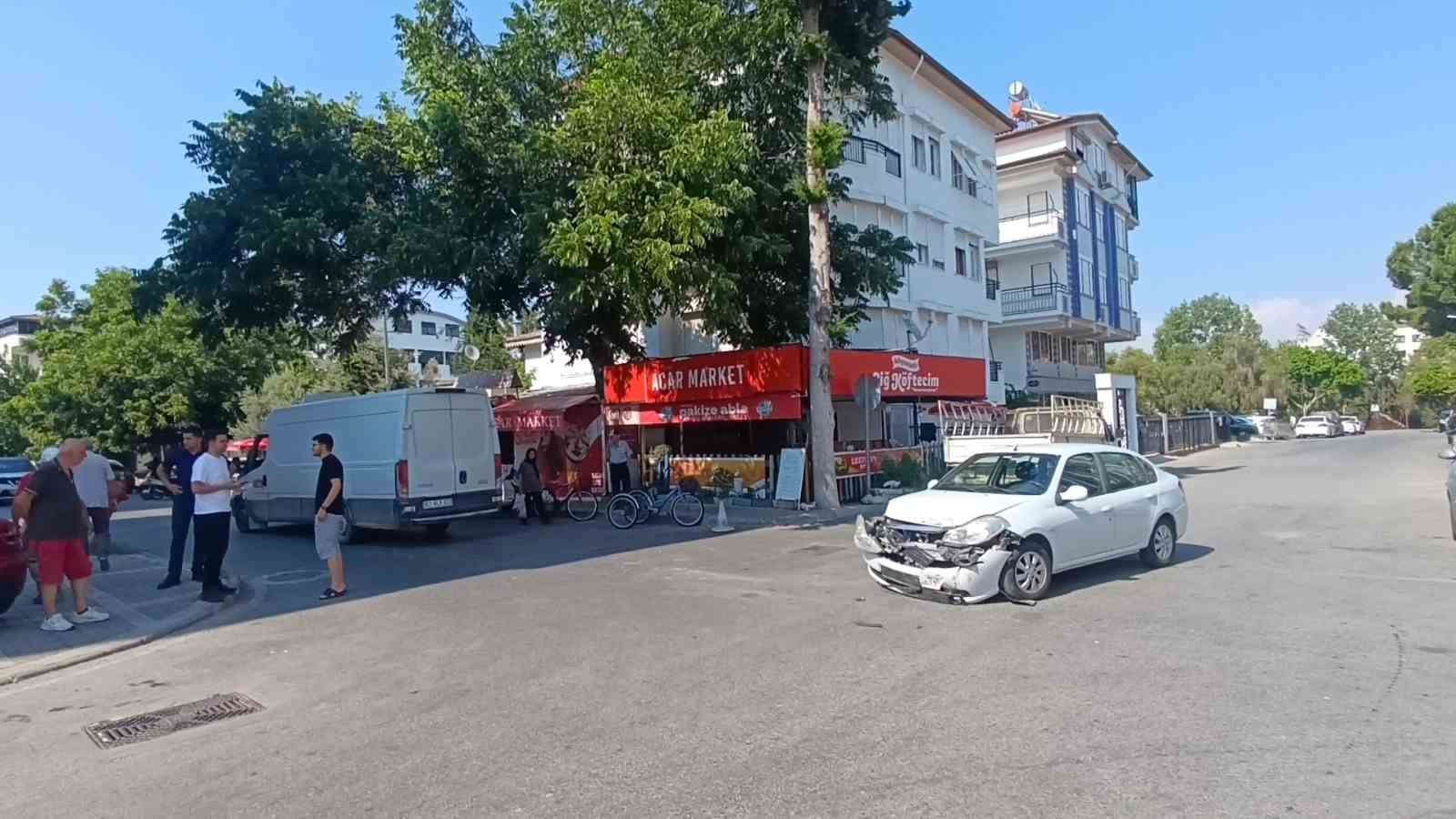 kamyonet ile otomobil kavsakta carpisti vatandaslar surekli kaza oluyor diyerek onlem alinmasini istedi 3 bXHbLsdz