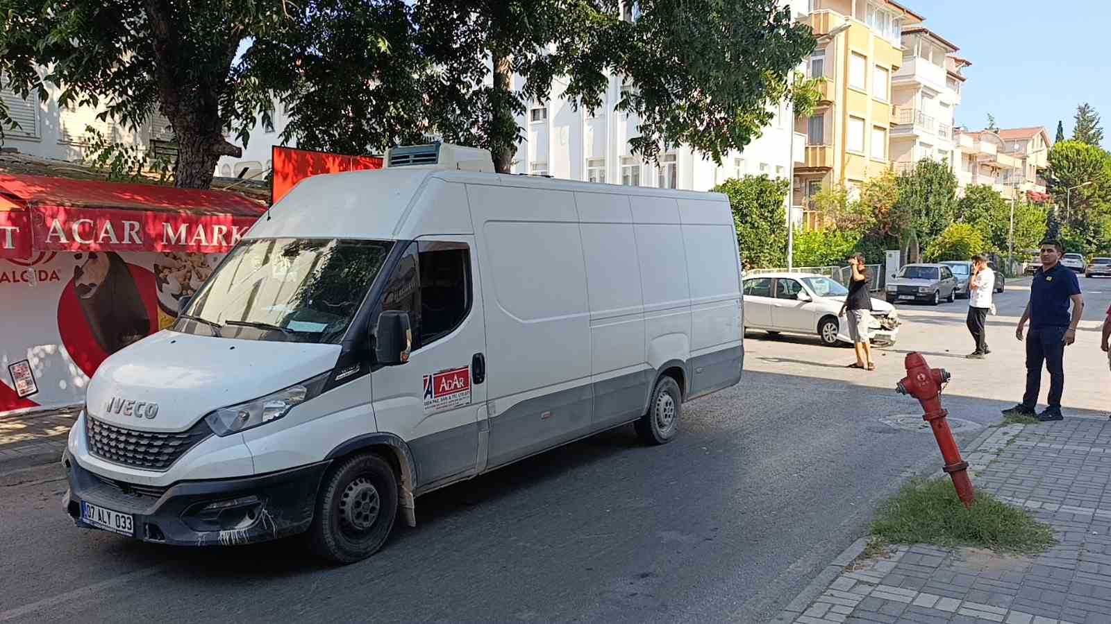 kamyonet ile otomobil kavsakta carpisti vatandaslar surekli kaza oluyor diyerek onlem alinmasini istedi 4 SqHJz2LB