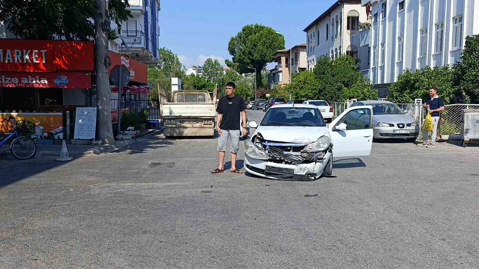 kamyonet ile otomobil kavsakta carpisti vatandaslar surekli kaza oluyor diyerek onlem alinmasini istedi 5 ehYdw4H2