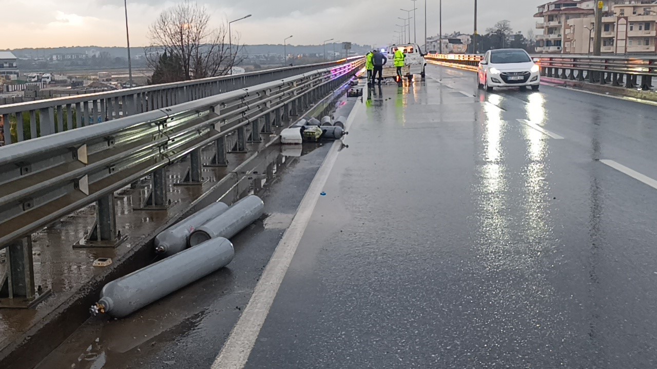 kamyonet kazasinda etilen tupler yola sacildi 2 rlFuqbSI