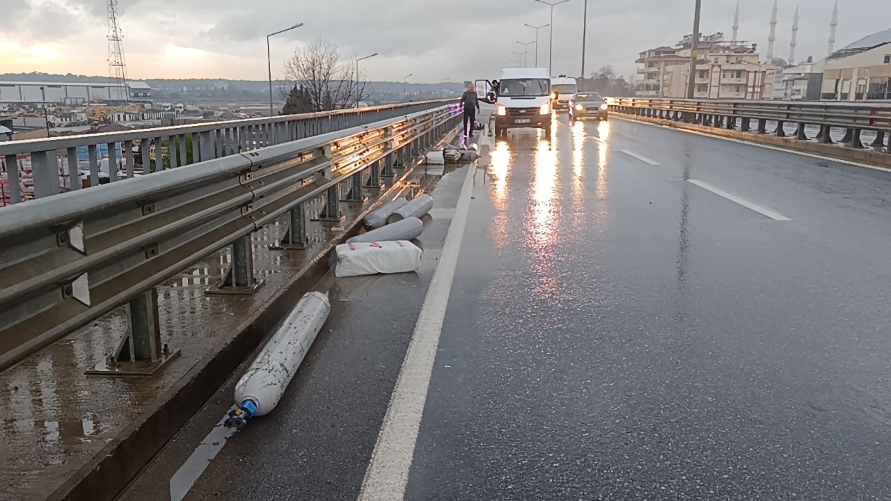 kamyonet kazasinda etilen tupler yola sacildi 4 k7nkKXaz