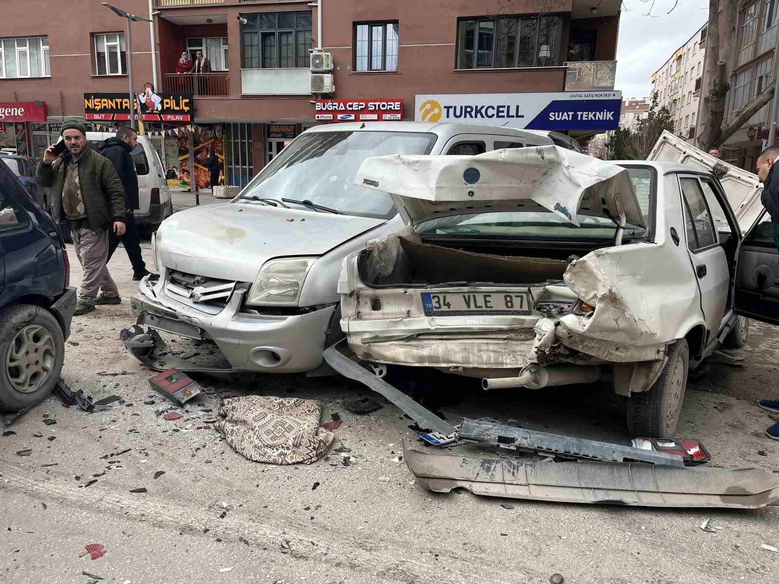 kamyonet kirmizi isikta bekleyen 7 aracin arasina daldi 2 yarali 0 wYg1dR3s