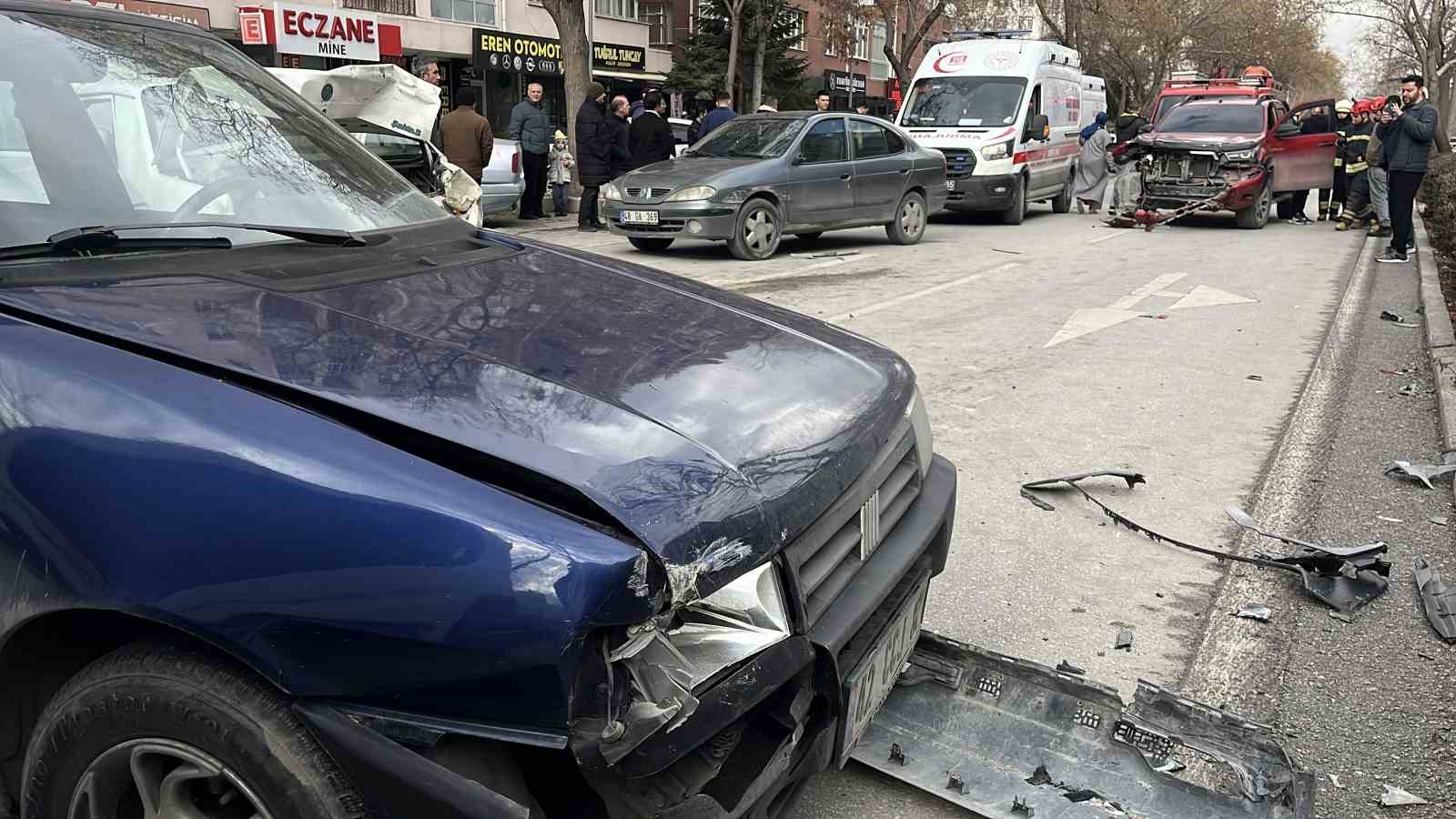 kamyonet kirmizi isikta bekleyen 7 aracin arasina daldi 2 yarali 1 UsQTMt5y