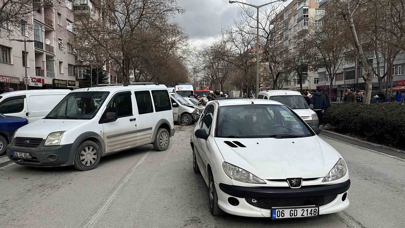 kamyonet kirmizi isikta bekleyen 7 aracin arasina daldi 2 yarali 2 cW9hRYy1