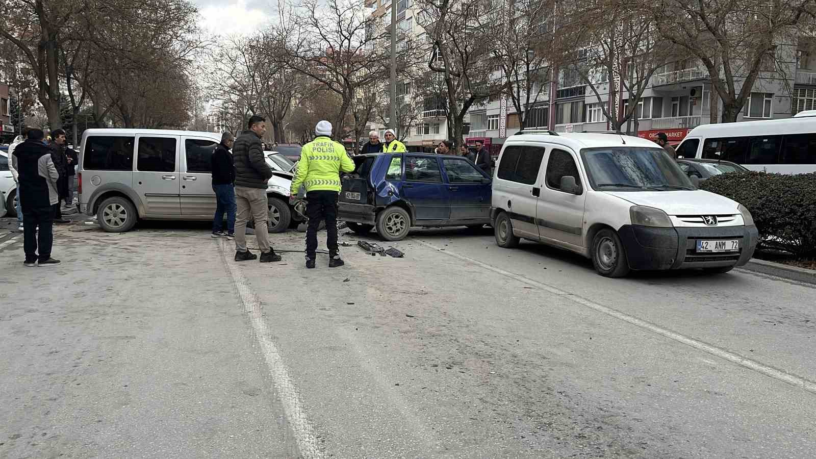 kamyonet kirmizi isikta bekleyen 7 aracin arasina daldi 2 yarali 3 8OSNHGYB