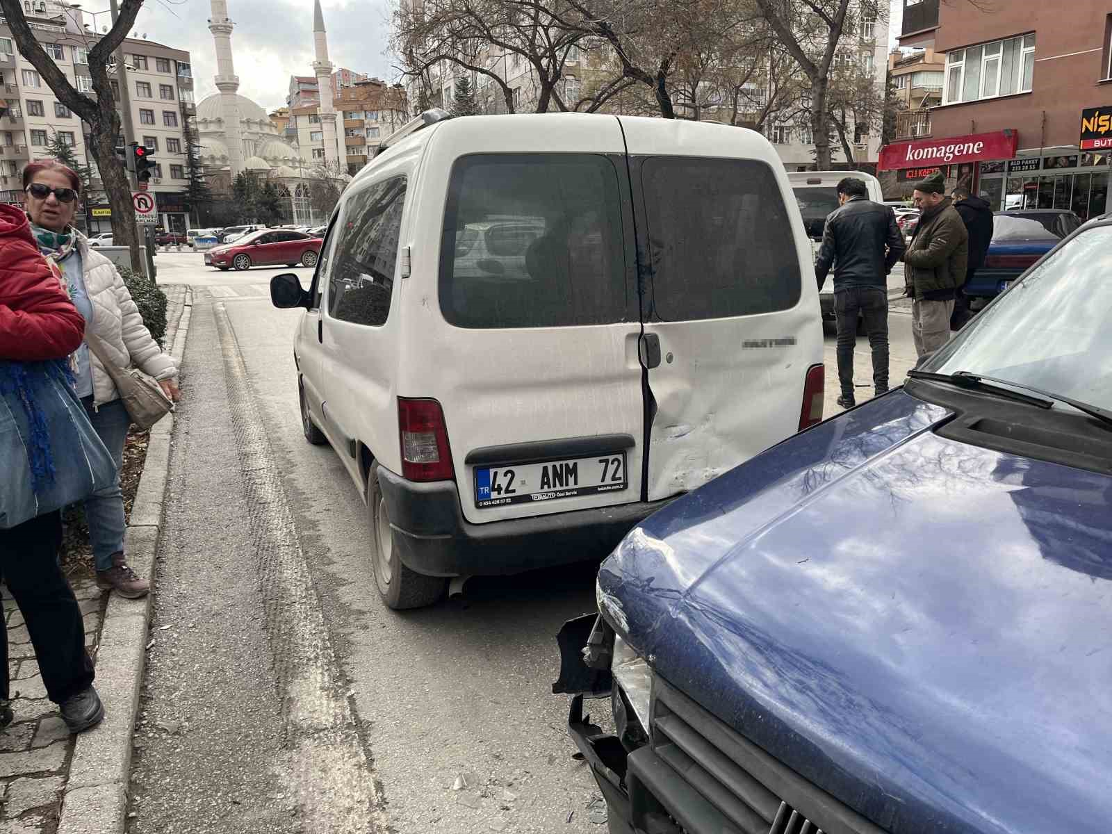 kamyonet kirmizi isikta bekleyen 7 aracin arasina daldi 2 yarali 4 vvrEIgQH