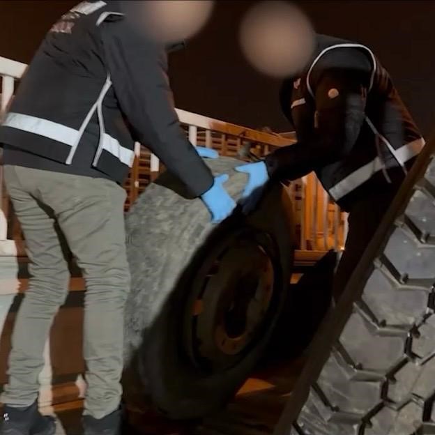 kamyonet lastigine gizlenmis 3 milyon liralik kacak sigara ele gecirildi 3 vsOZyYUr