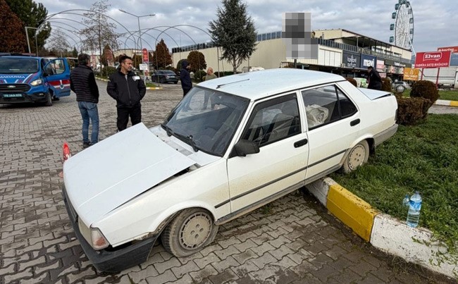 kamyonet otomobile carpti 2 yarali 0 QydUI1RF